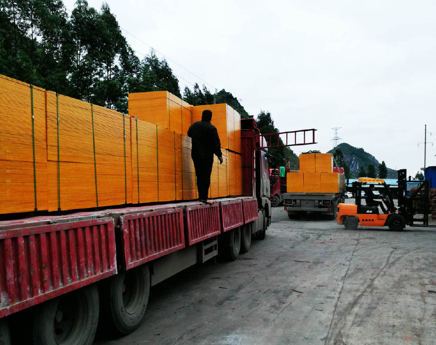 100万的建筑模板订单量发往湖南岳阳！